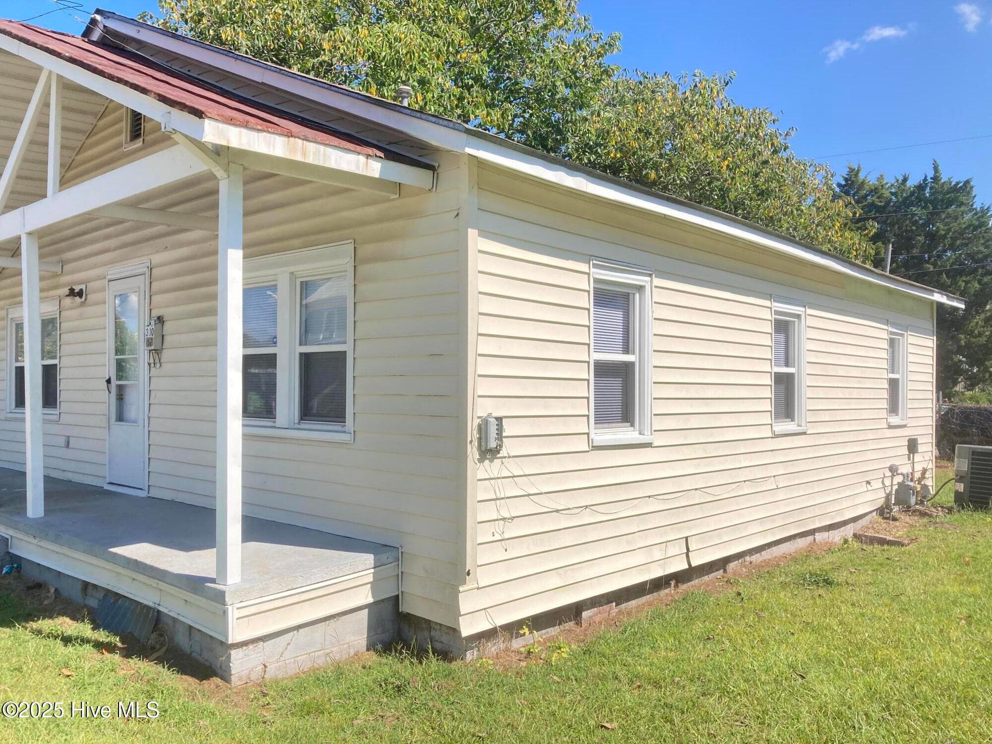 Front of 310 Jones Street, New Bern, NC 28562