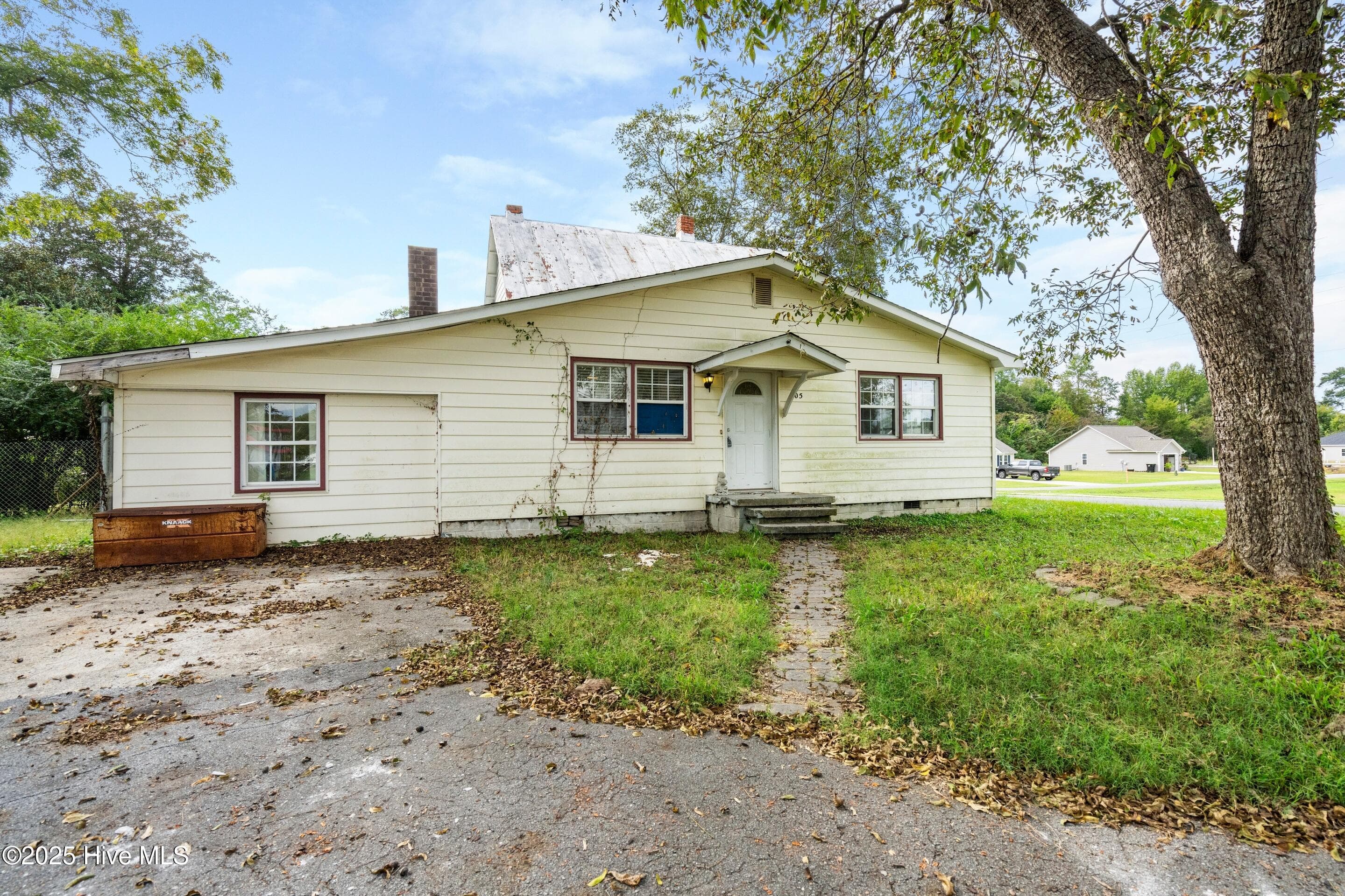 Front of 705 Sixth Street, Maysville, NC 28555
