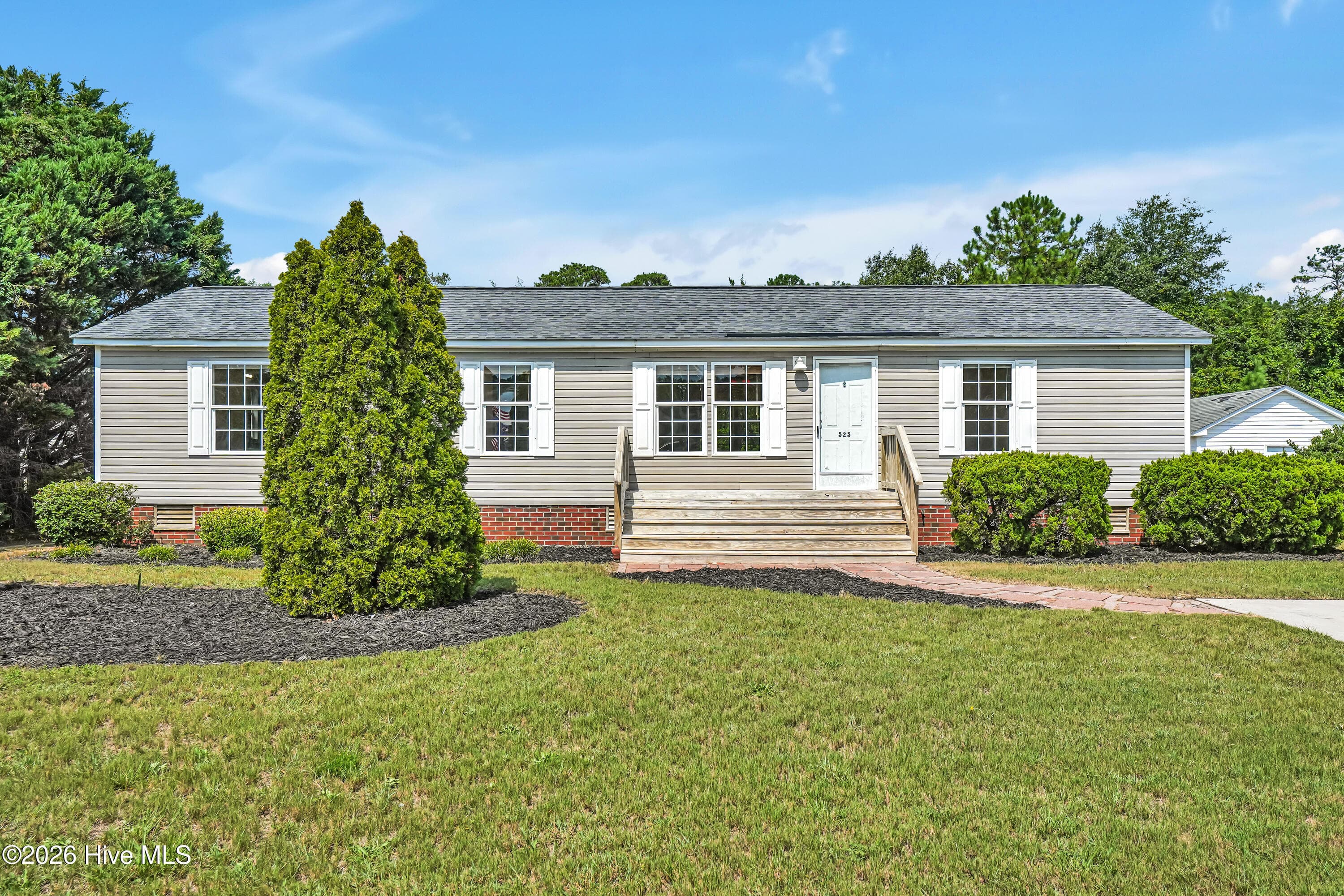 Front of 525 Soundside Drive, Wilmington, NC 28412