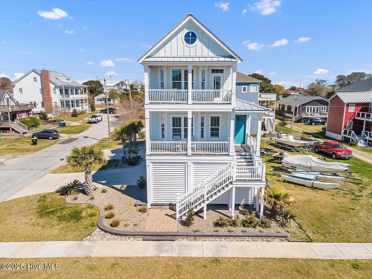 Exterior of 209 S 11th Street, Morehead City, NC 28557