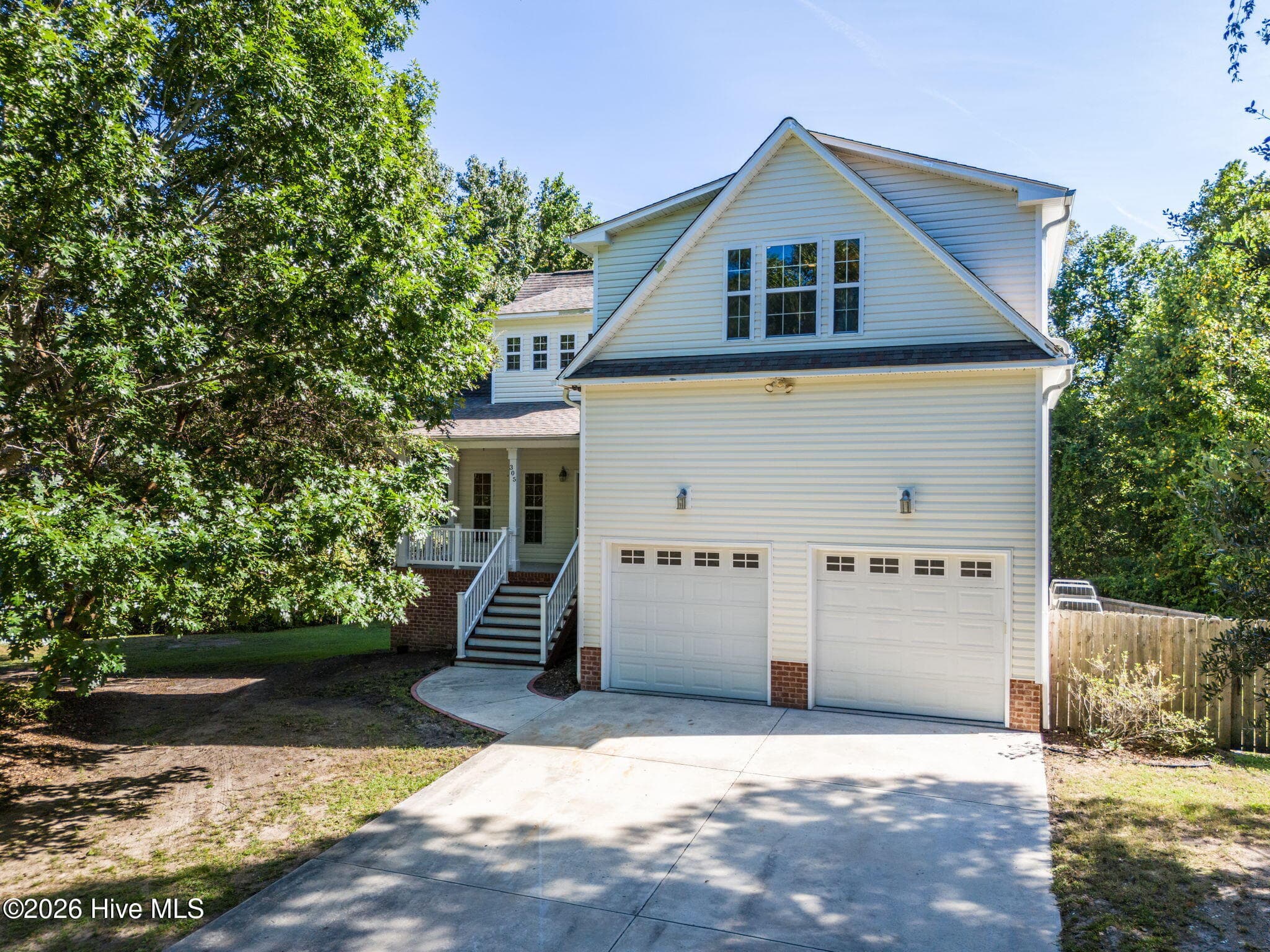 Front of 305 Hickory Lane, Hampstead, NC 28443