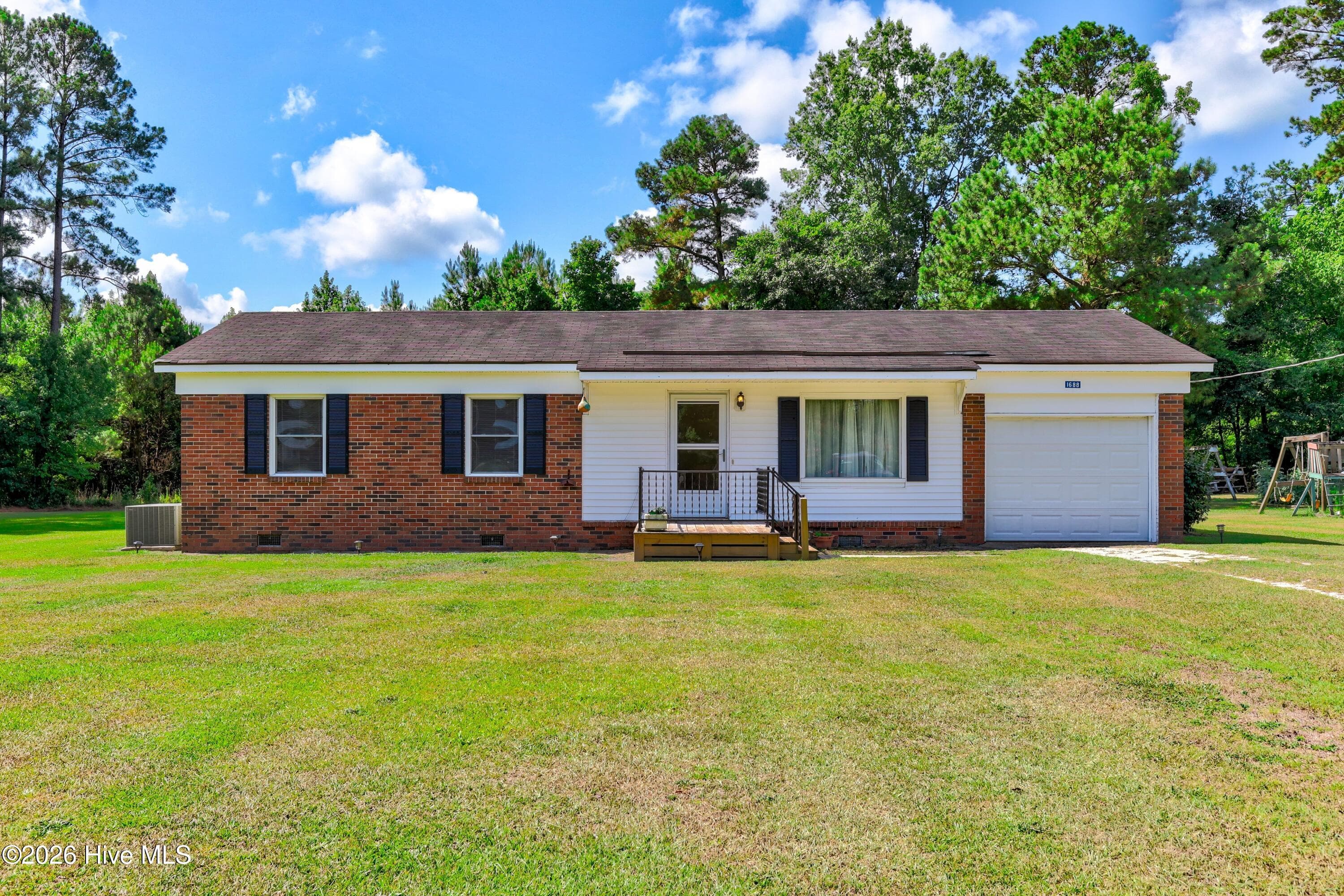 Front of 1688 W Wards Bridge Road, Warsaw, NC 28398