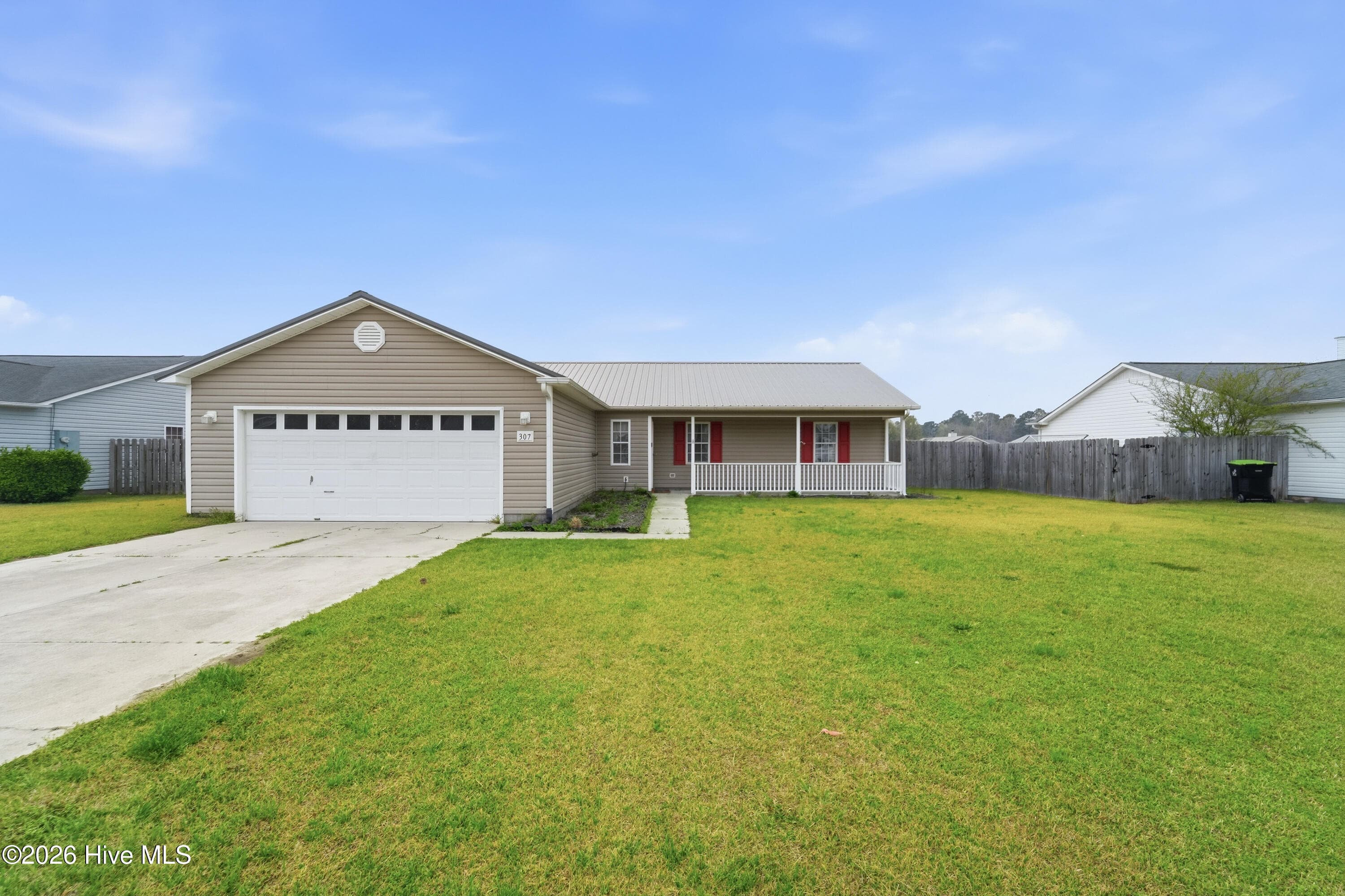 Front of 307 Kenilworth Place, Hubert, NC 28539