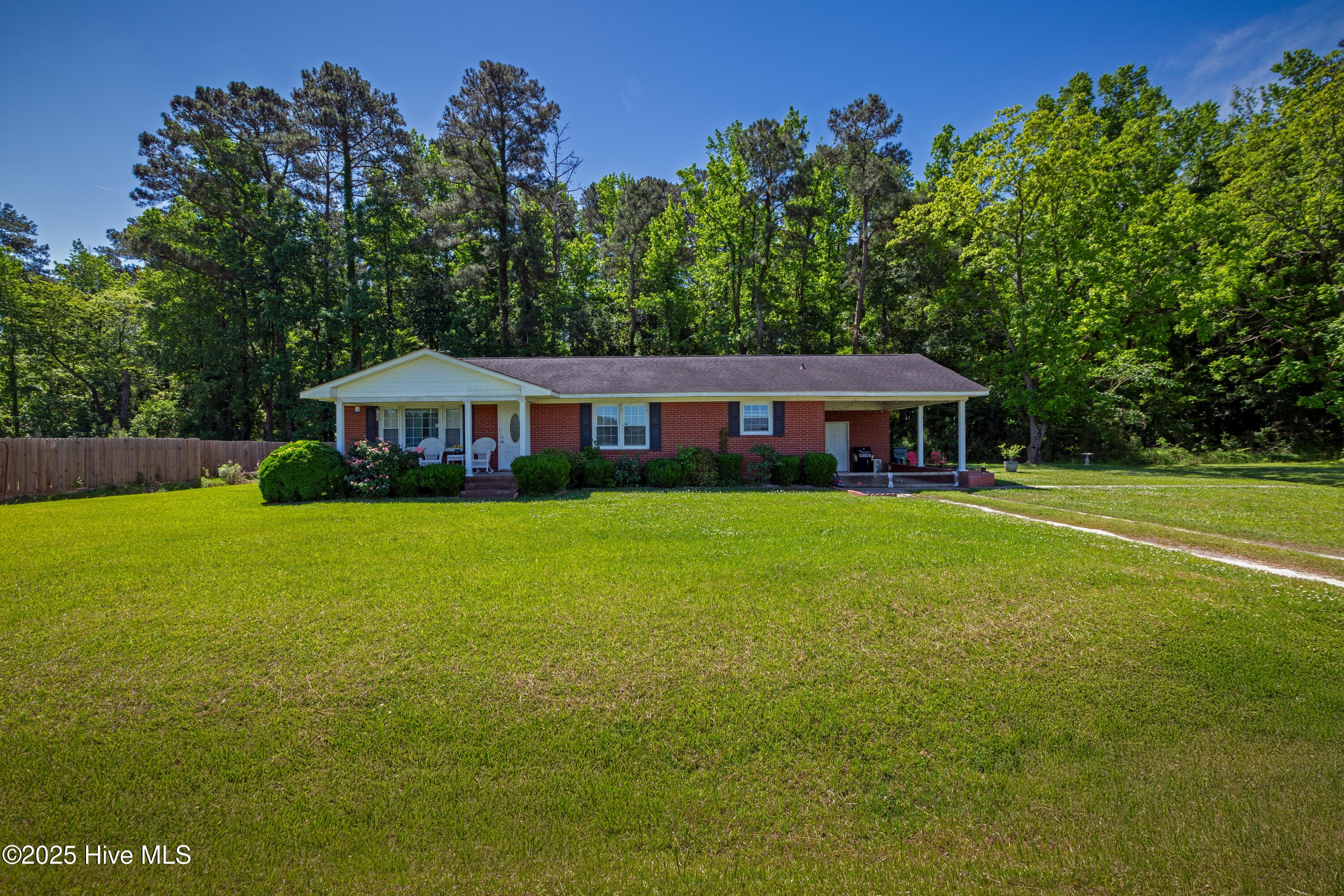 Exterior of 4173 Middle Road, Trenton, NC 28585