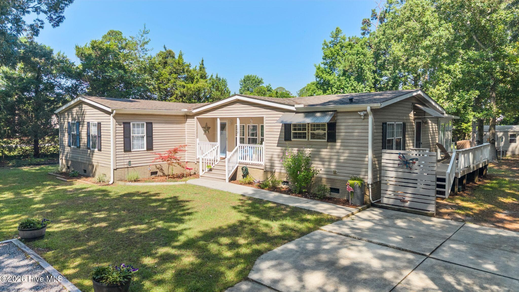 Front of 1947 Sloop Point Loop Road, Hampstead, NC 28443