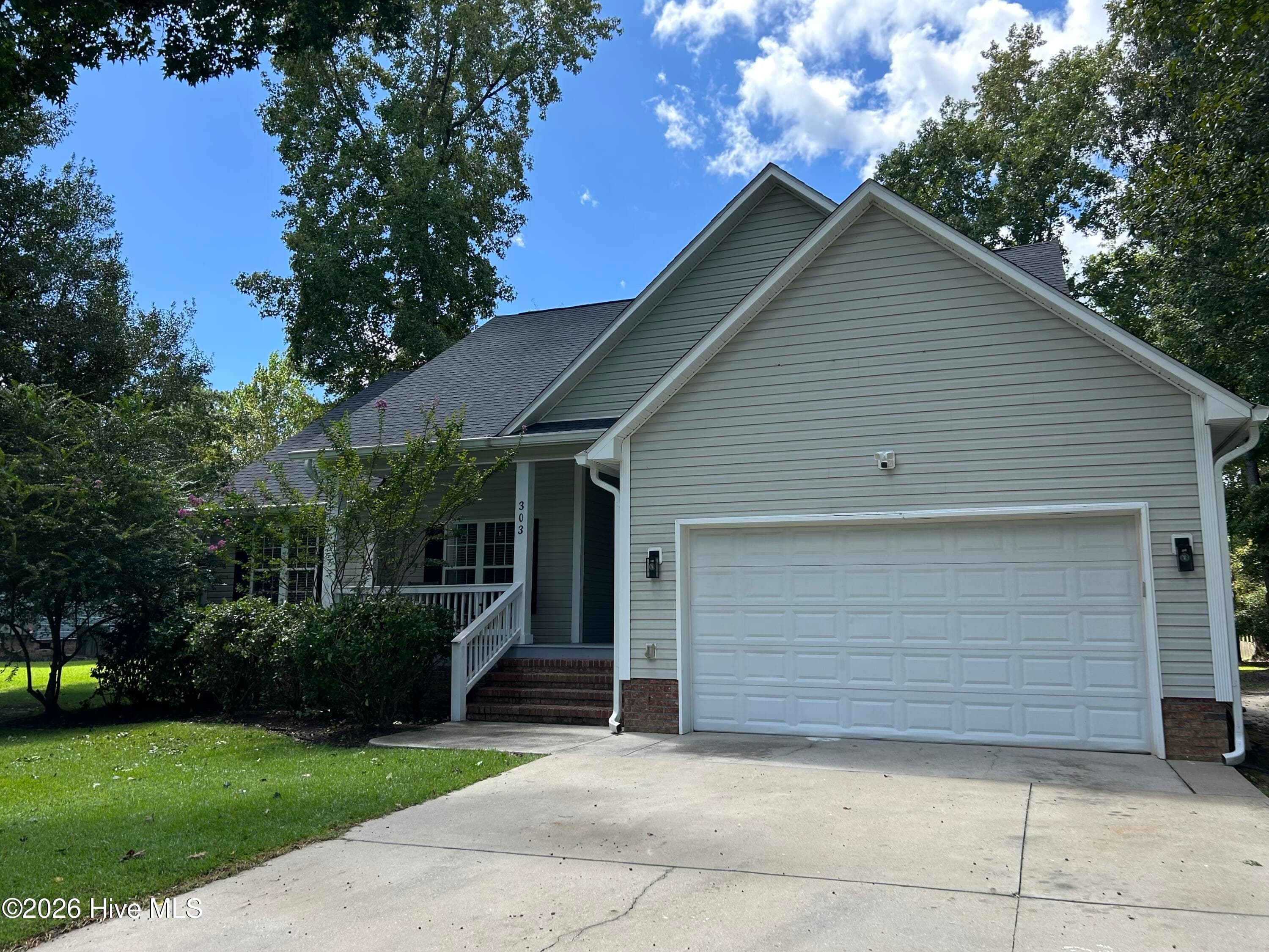 Exterior of 303 Oakmont Drive, Hampstead, NC 28443