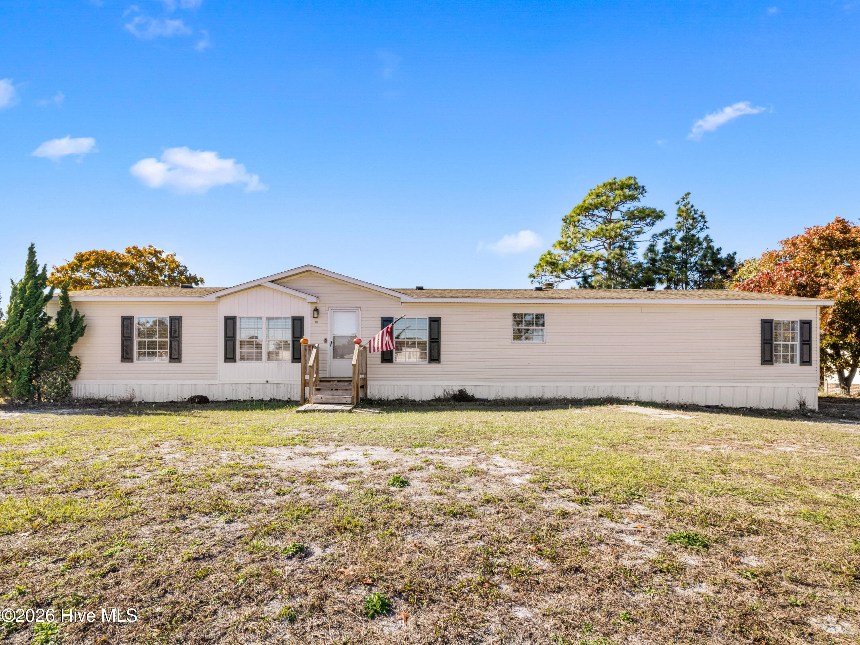 Front of 307 N Winchester Lane, Hubert, NC 28539