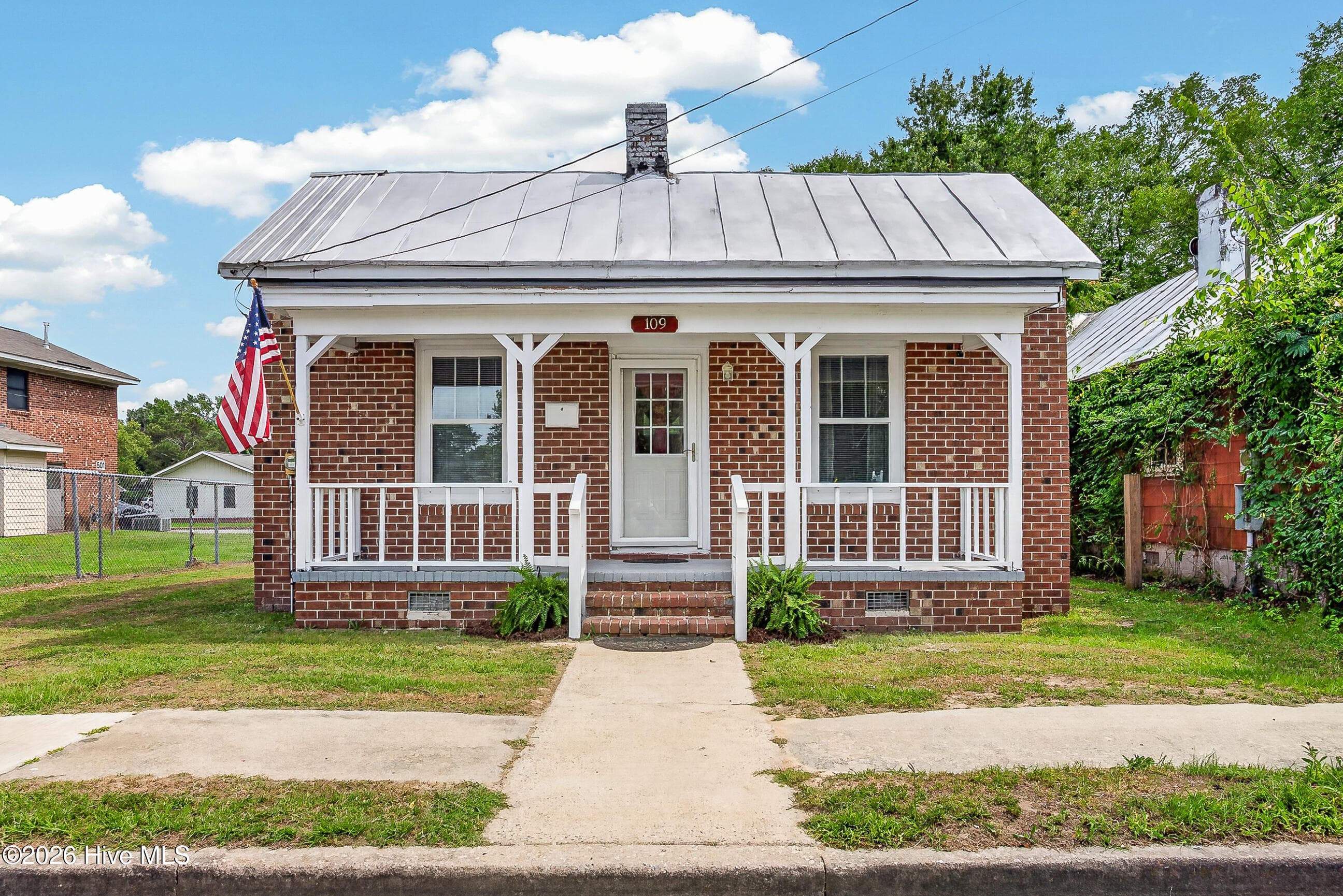 Front of 109 E South Street, Kinston, NC 28501