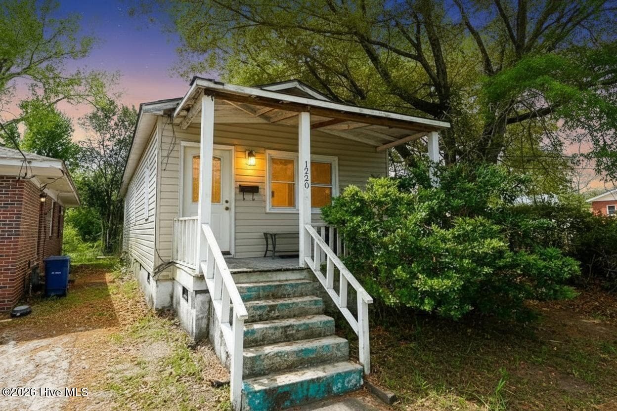 Front of 1220 Queen Street, Wilmington, NC 28401
