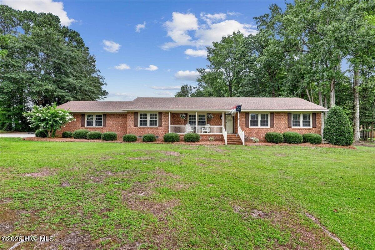 Front of 2444 Creekside Road, Kinston, NC 28504