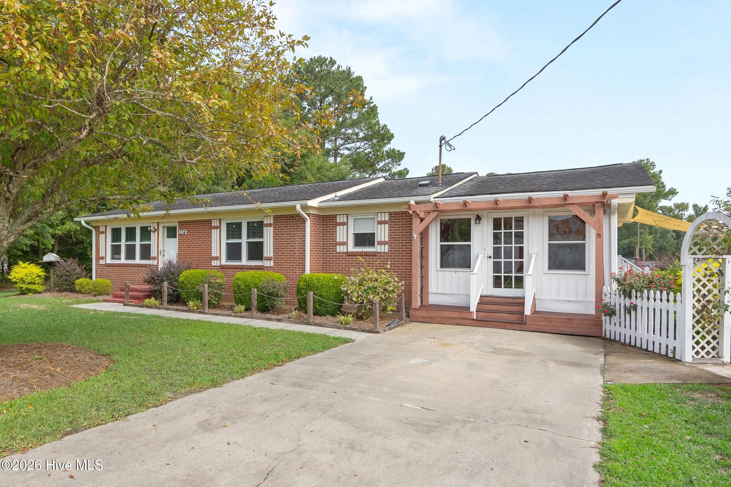 Front of 304 W Stanford Street, Beulaville, NC 28518