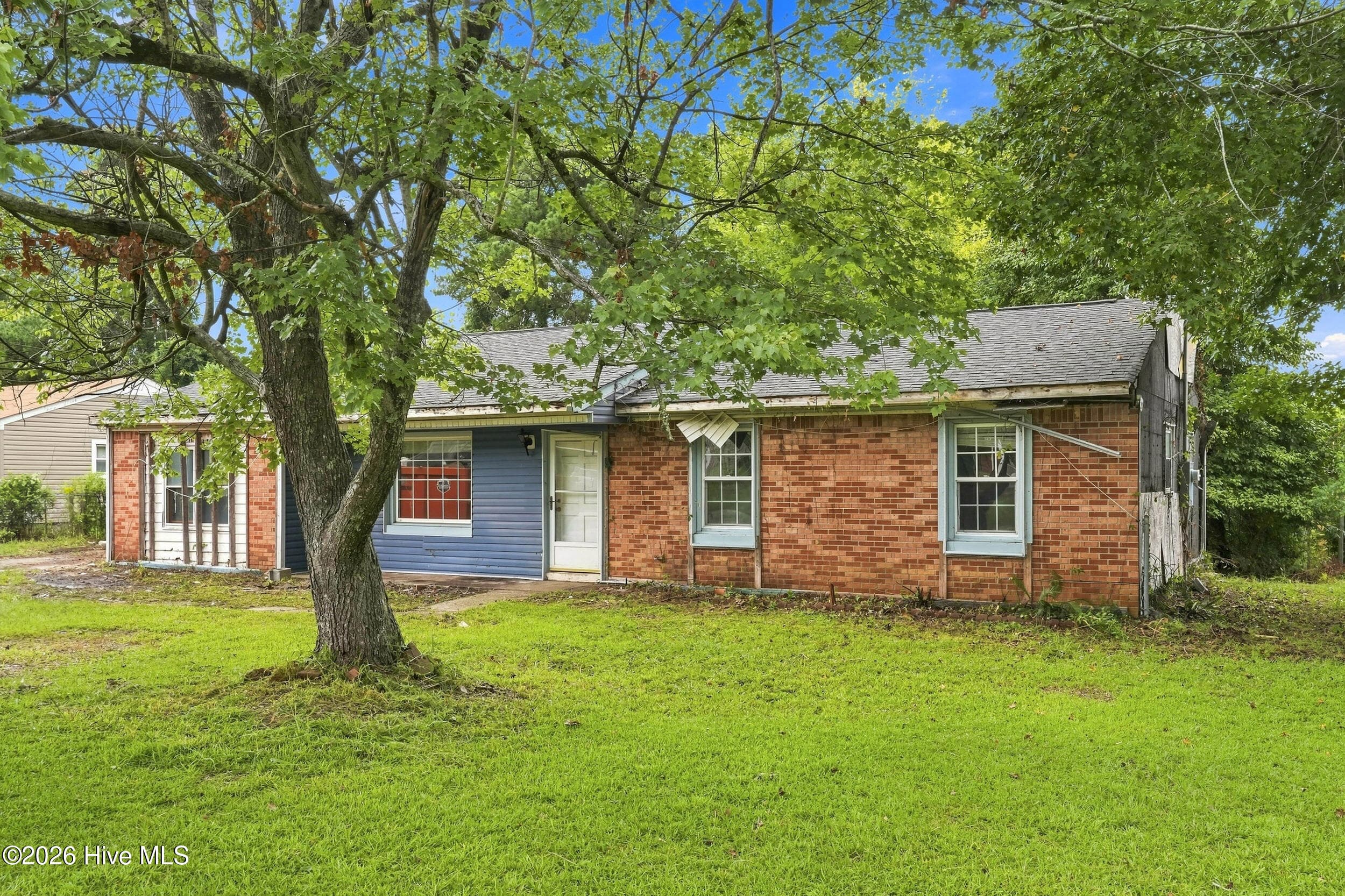 Exterior of 102 Royal Drive, Jacksonville, NC 28546