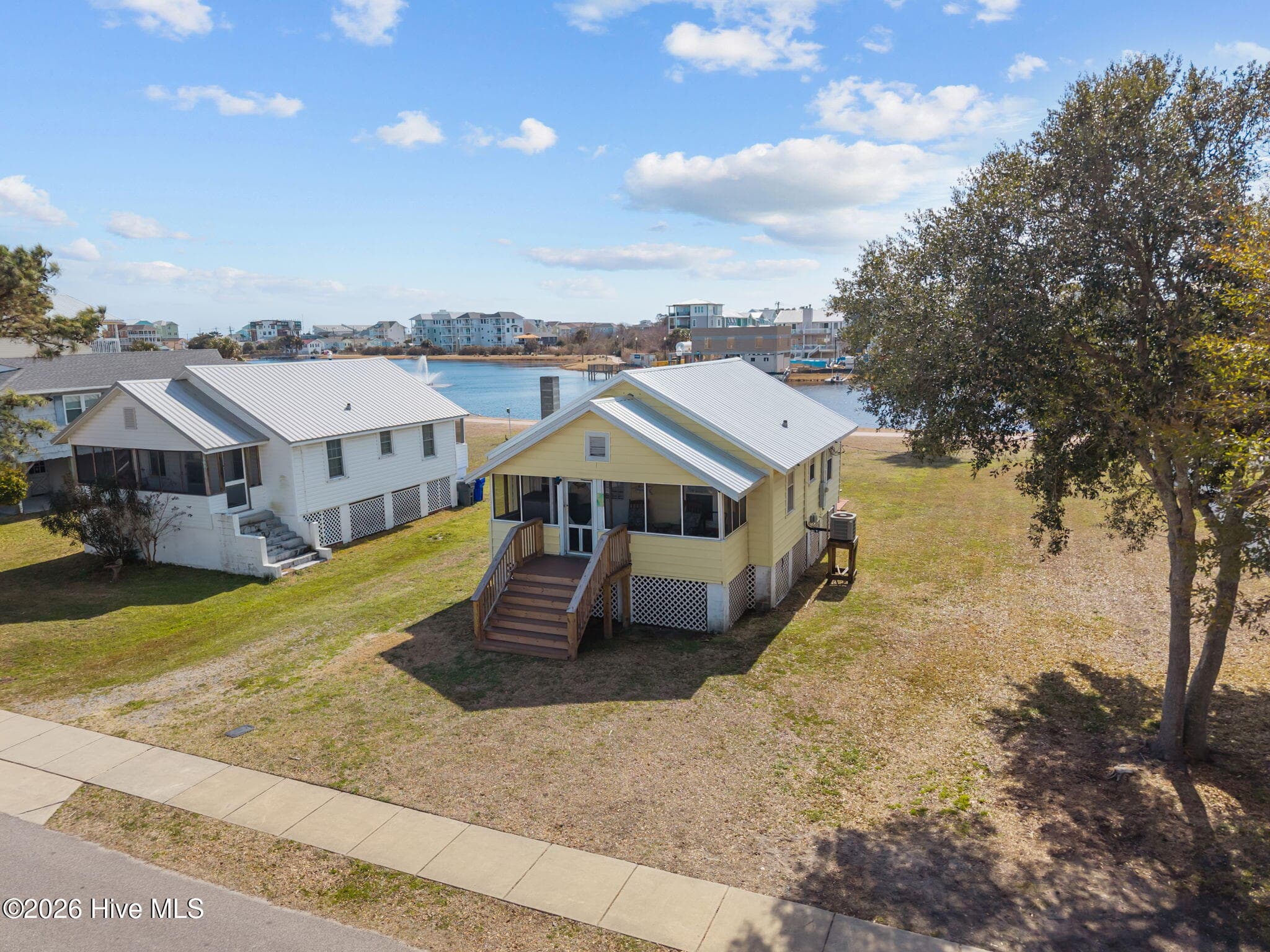 Front of 305 Atlanta Avenue, Carolina Beach, NC 28428