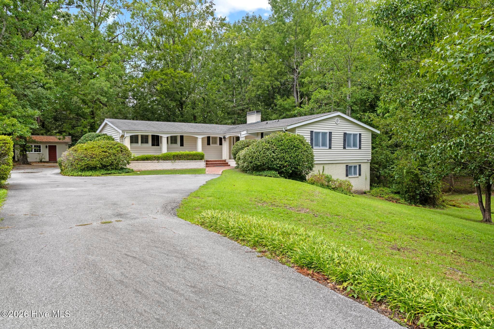 Exterior of 402 Country Club Drive, Jacksonville, NC 28546