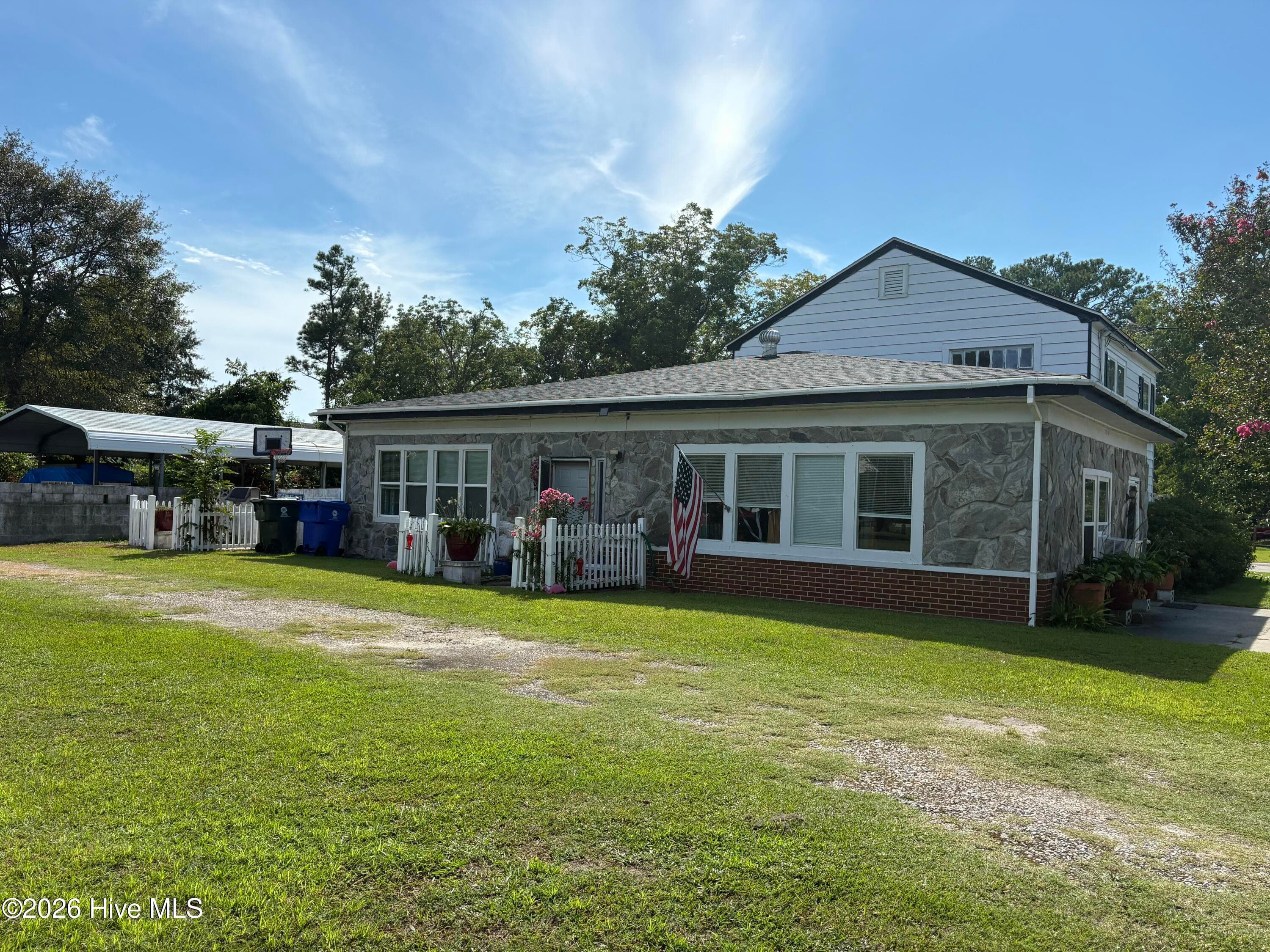 Front of 2100 S Lakeview Drive, Newport, NC 28570