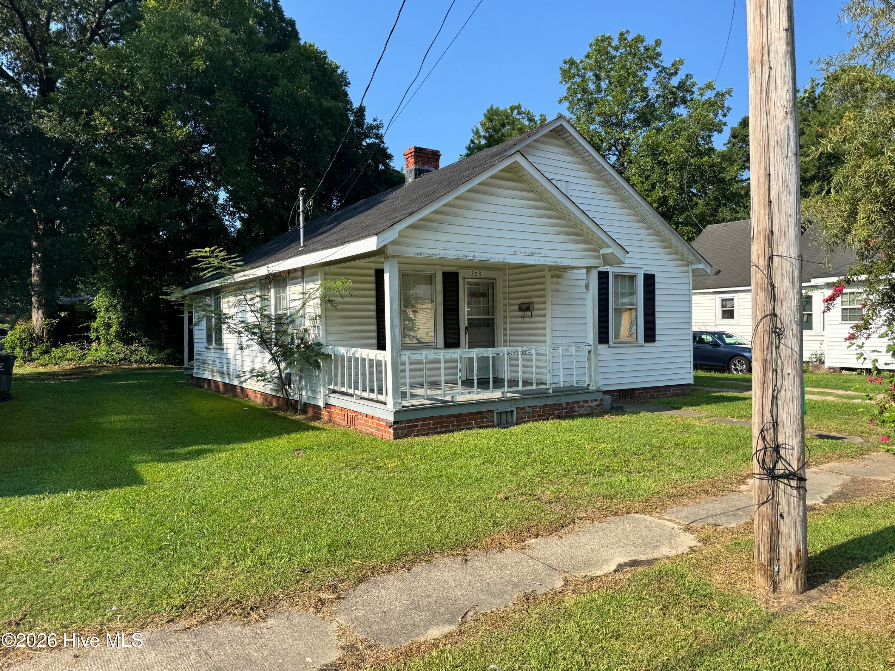 Front of 303 E Grainger Avenue, Kinston, NC 28501