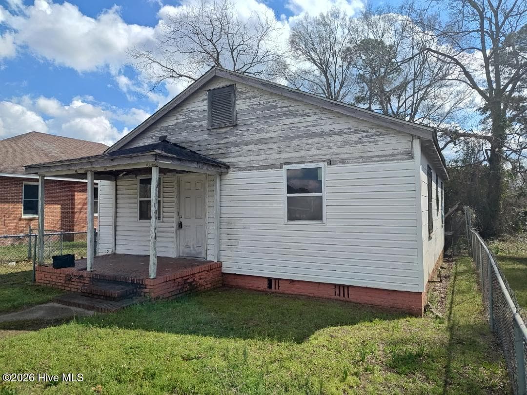 Front of 317 E Peyton Avenue, Kinston, NC 28501