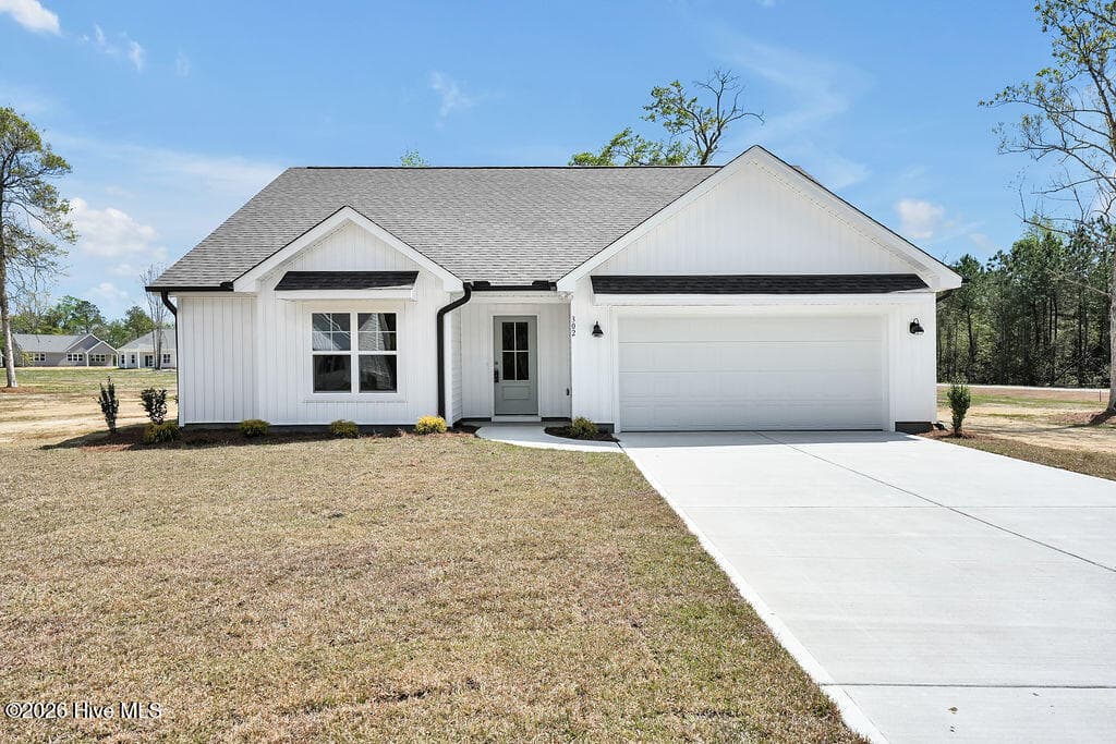 Front of 404 Alice Lane, Burgaw, NC 28425