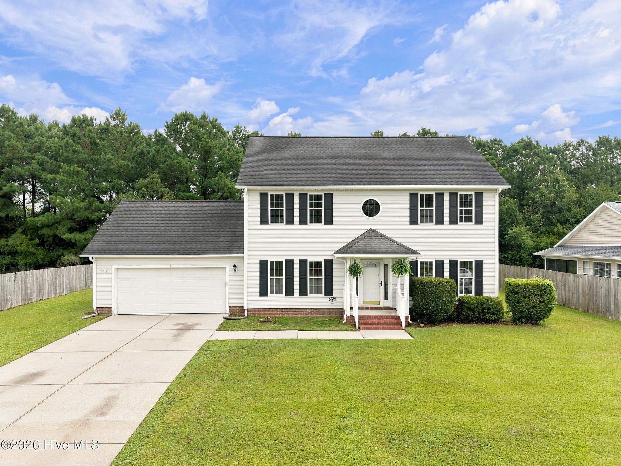 Front of 812 Commons Drive N, Jacksonville, NC 28546