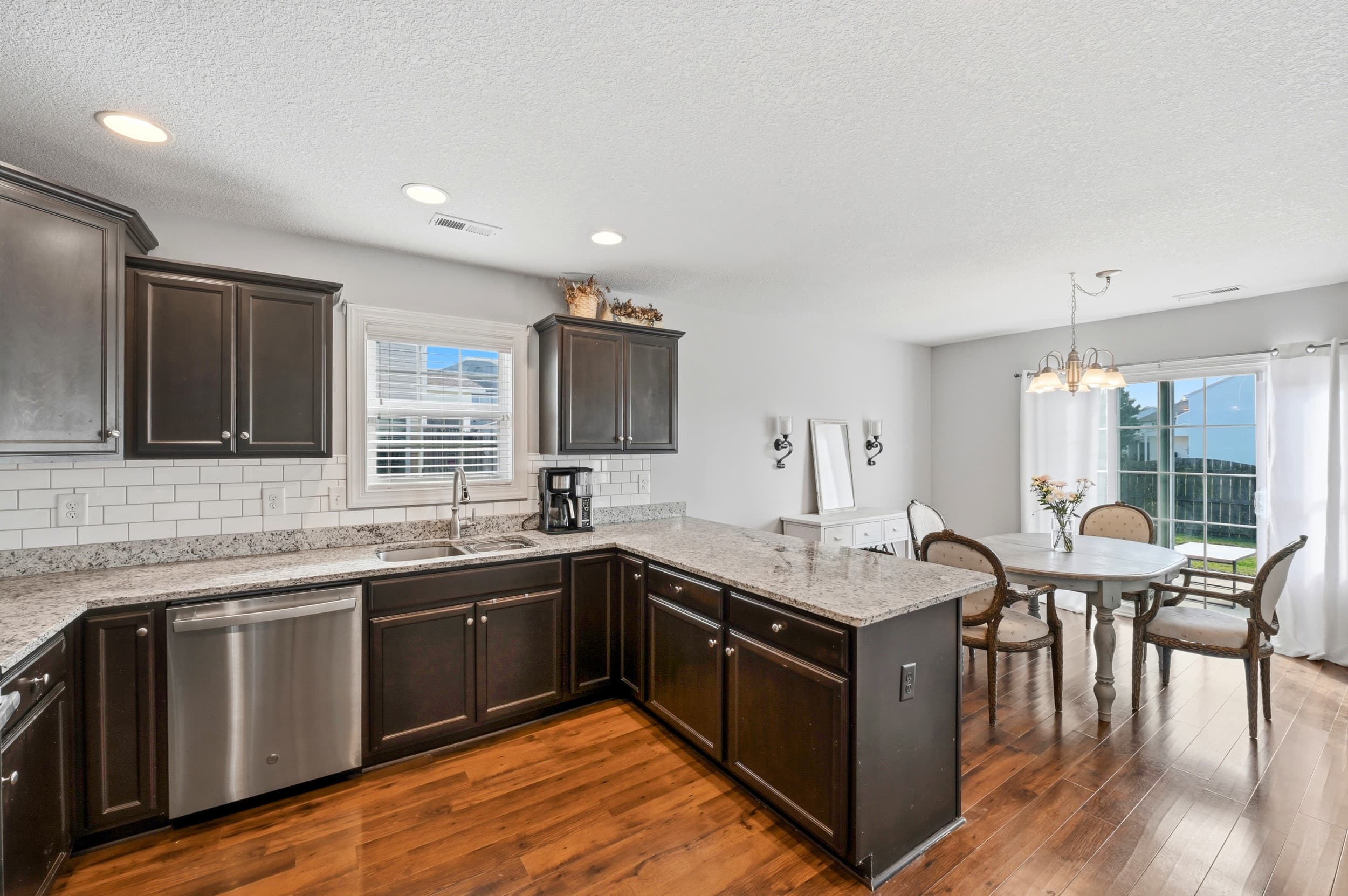 What Are Effective Strategies for Pricing a House to Sell Quickly?