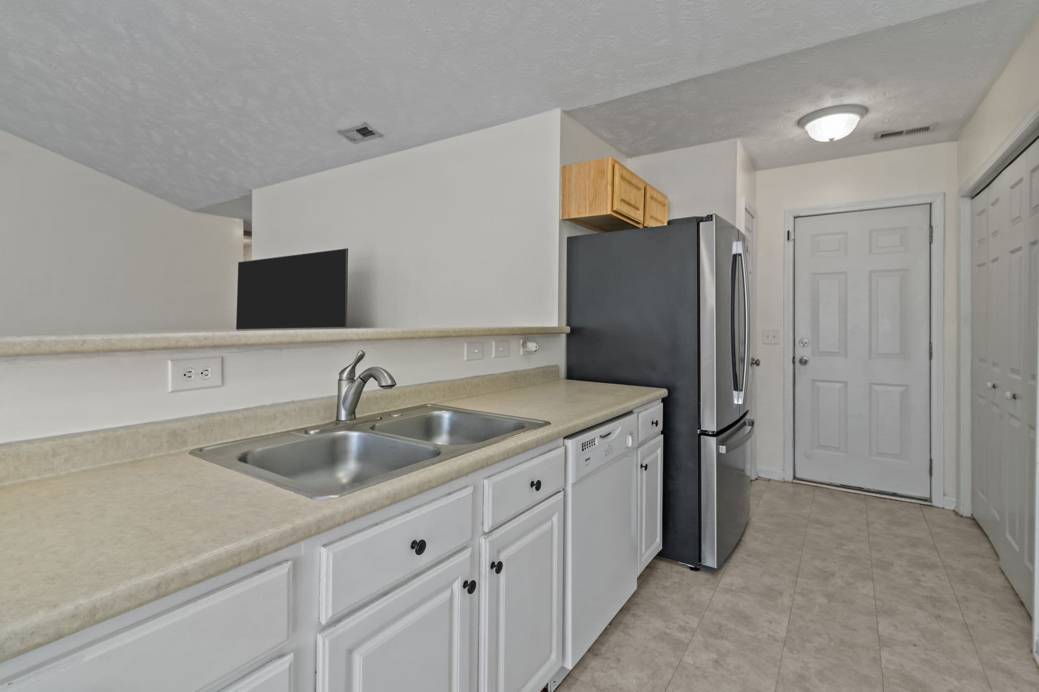 Should I Live On-Base at Camp Lejeune or Rent Off-Base in Jacksonville, and How Long Is the Wait for Base Housing?