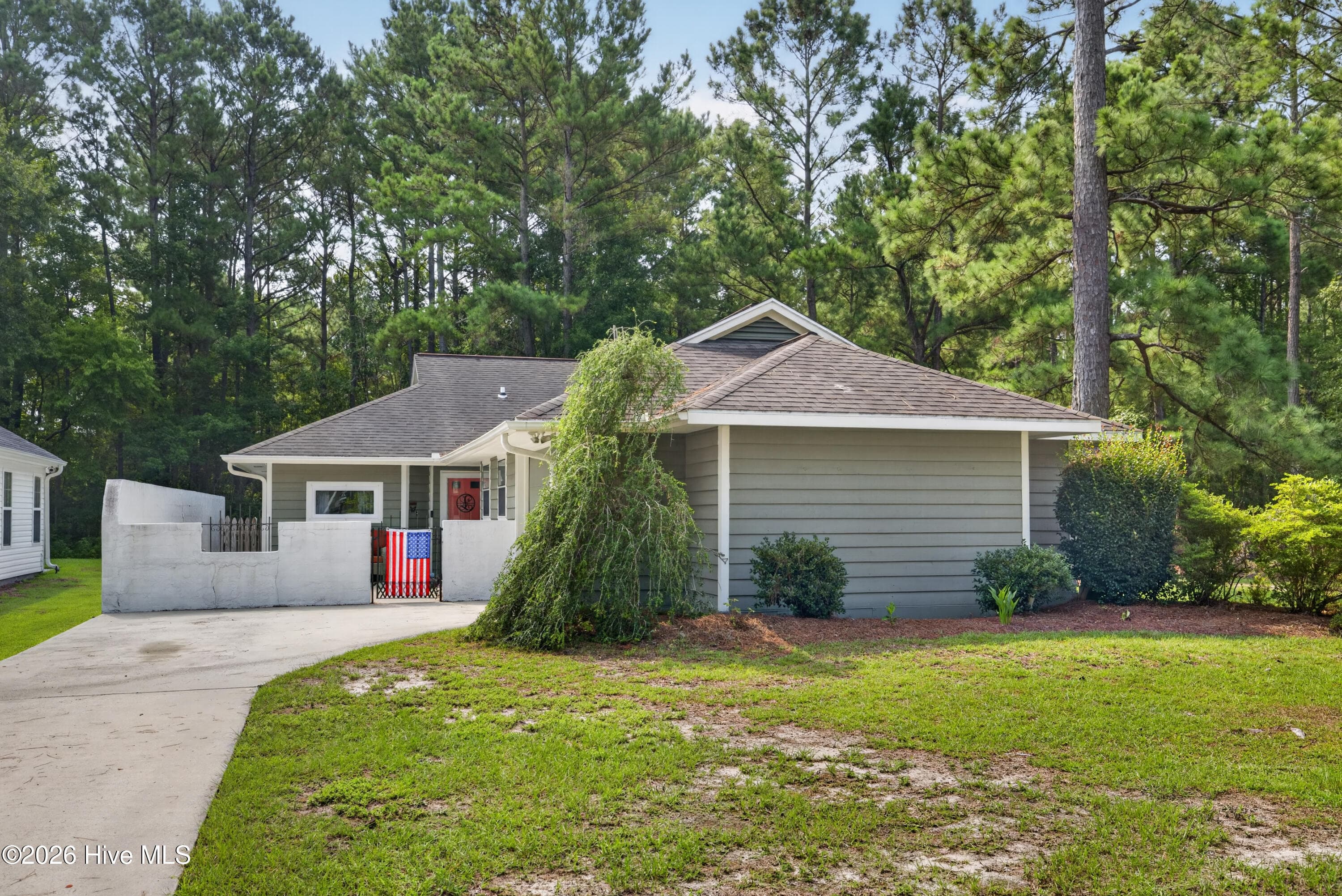Front of 128 Red Bird Lane, Hampstead, NC 28443