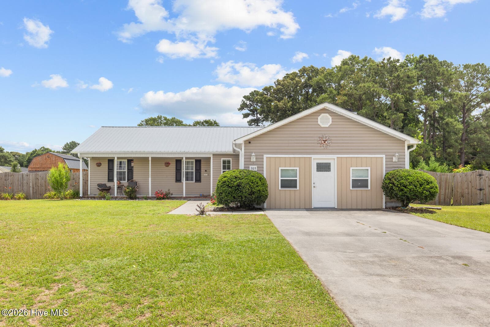 Front of 309 Parkton Drive, Richlands, NC 28574