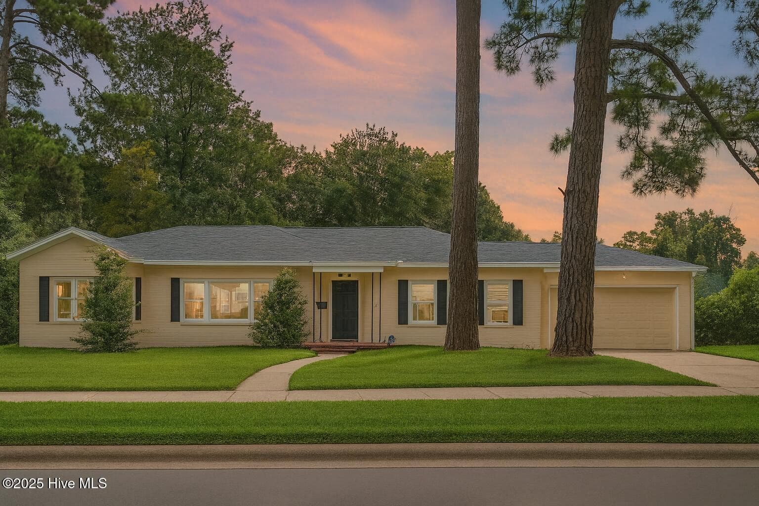 Front of 827 Colonial Drive, Wilmington, NC 28403