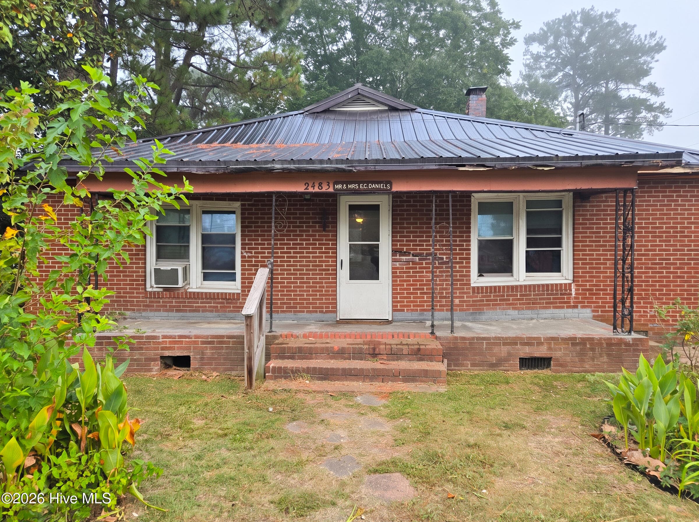 Exterior of 2483 Railroad Street