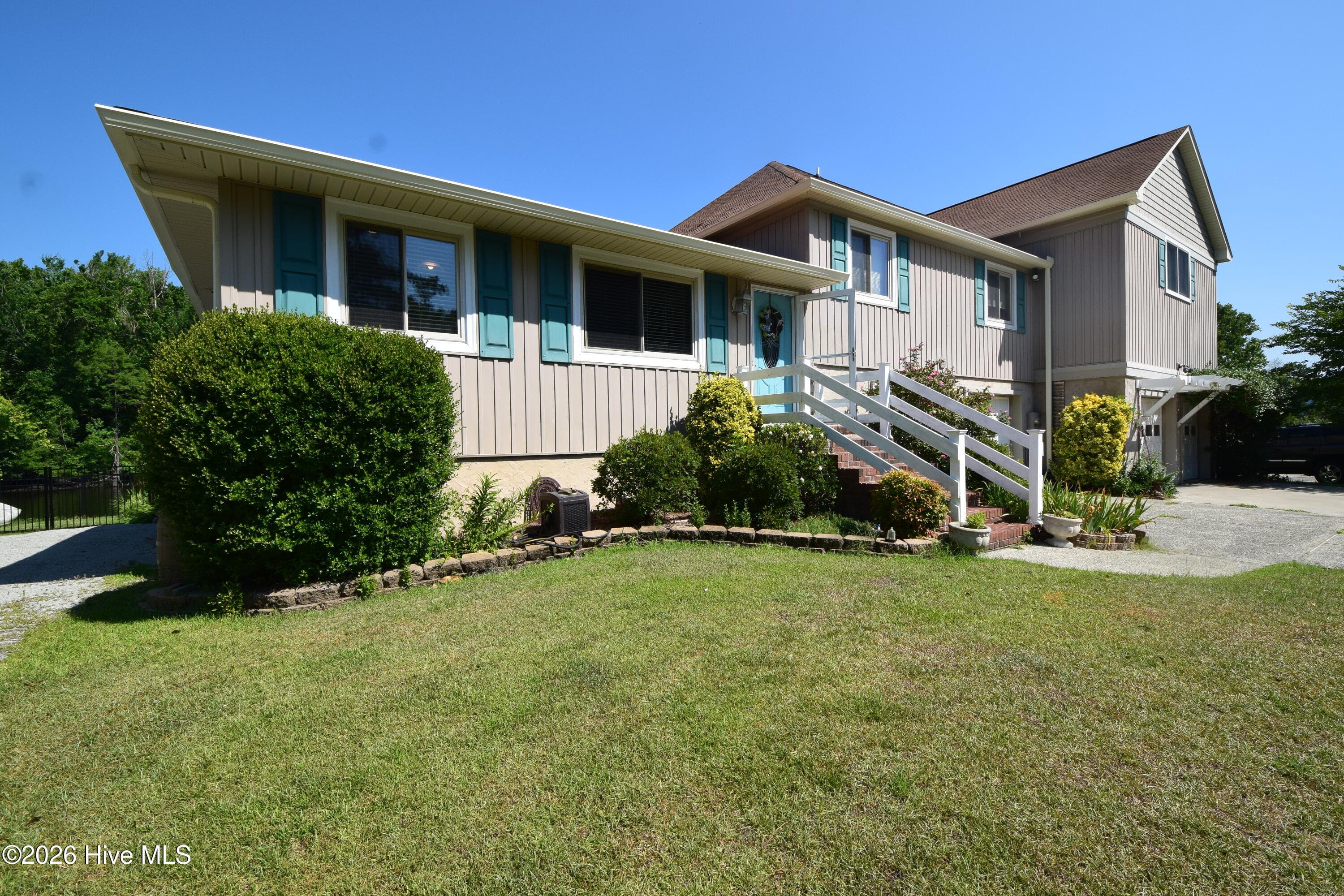 Front of 105 Captains Cove, New Bern, NC 28562