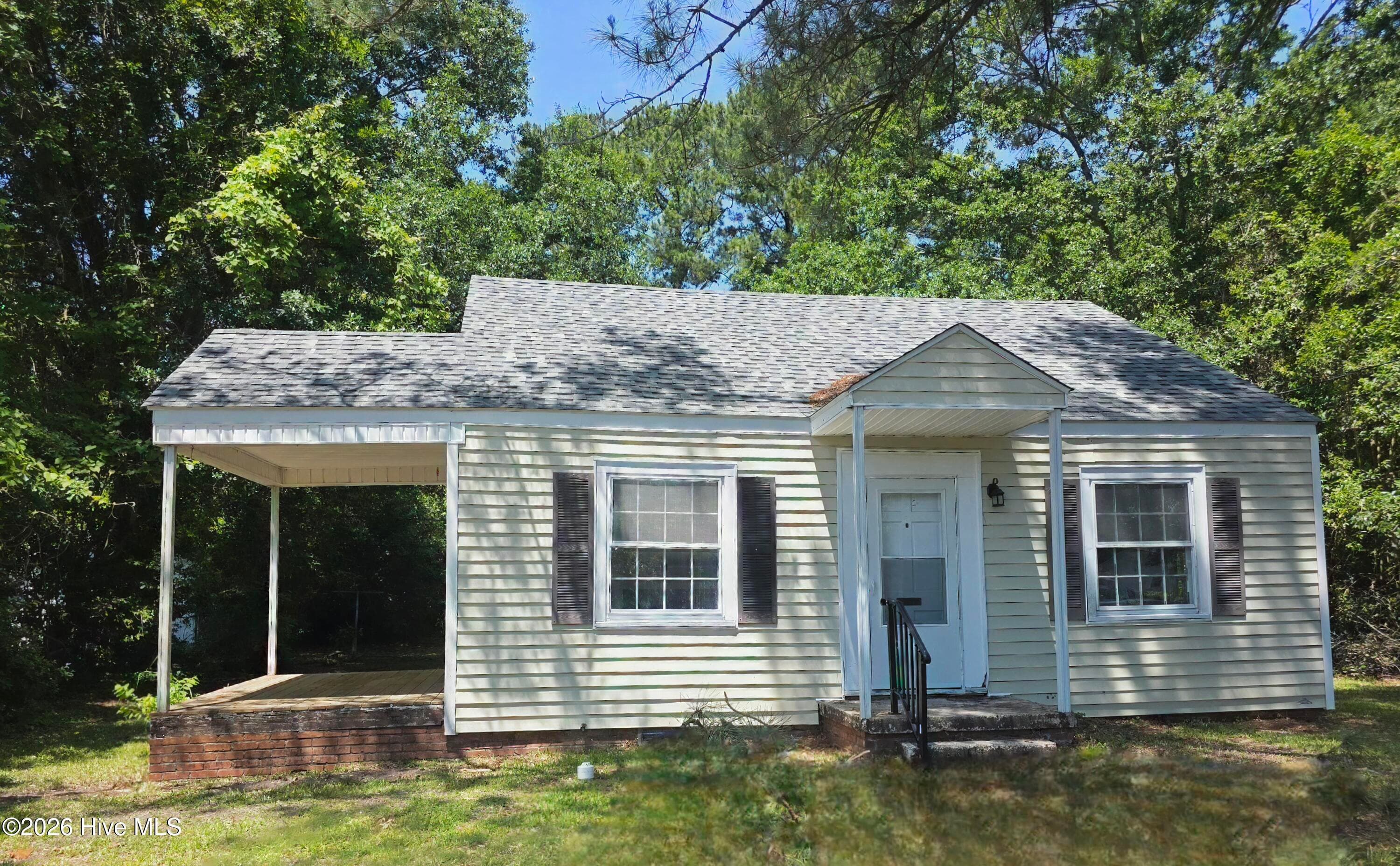 Front of 1610 Queen Anne Lane, New Bern, NC 28560