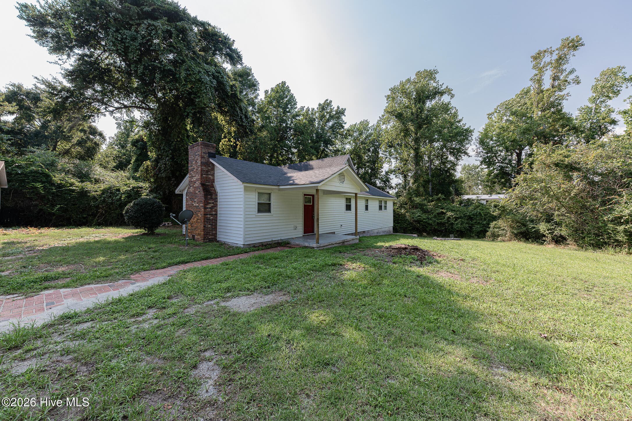 Front of 175 Peninsula Manor Road, Hubert, NC 28539