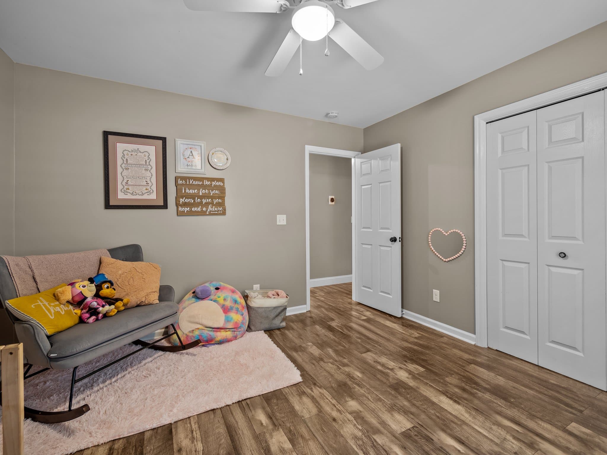 What Are Effective Strategies for Pricing a House to Sell Quickly?